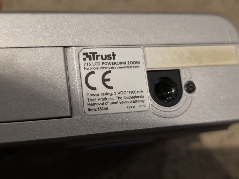 Trust 715 LCD Power@M Zoom - 3.3MP Digital Camera - TFT Screen - Untested