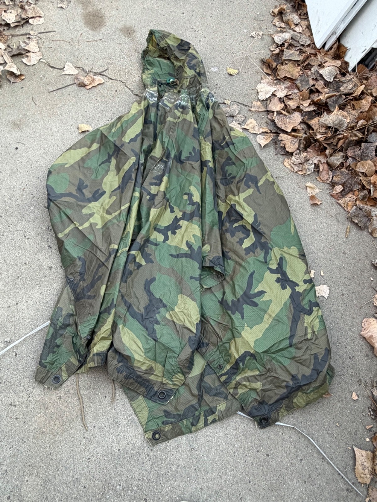 ORIGINAL POST VIETNAM WAR US ARMY WOODLAND CAMO RAIN PONCHO- DATED 1987