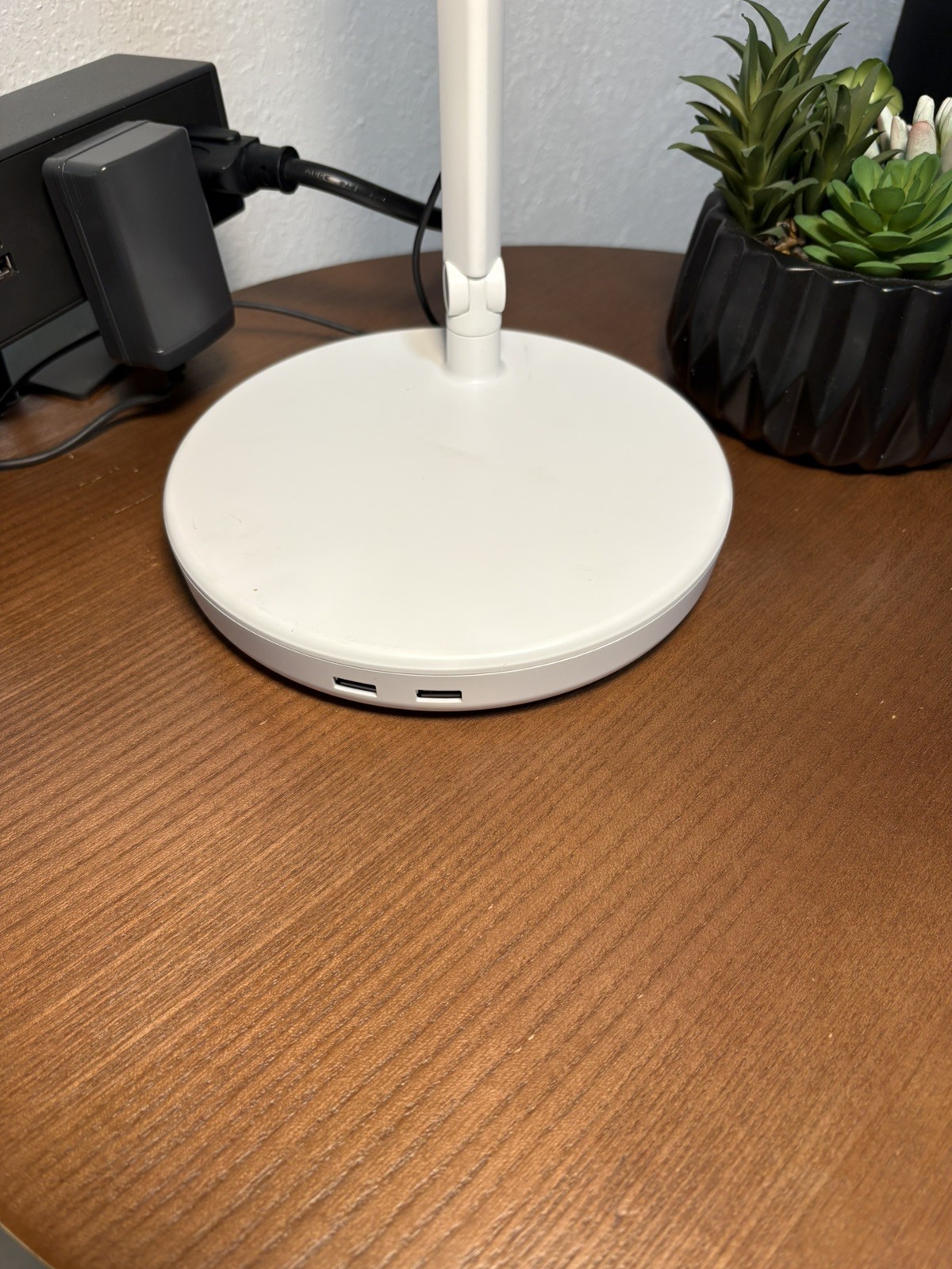 humanscale nova.LED task loght.Arctic white.Desktop tech base dual USB port. New