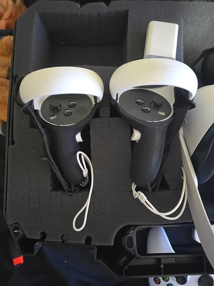 Meta Quest 2 VR Headset 2 controllers Case 256GB Excellent Condition With Extras