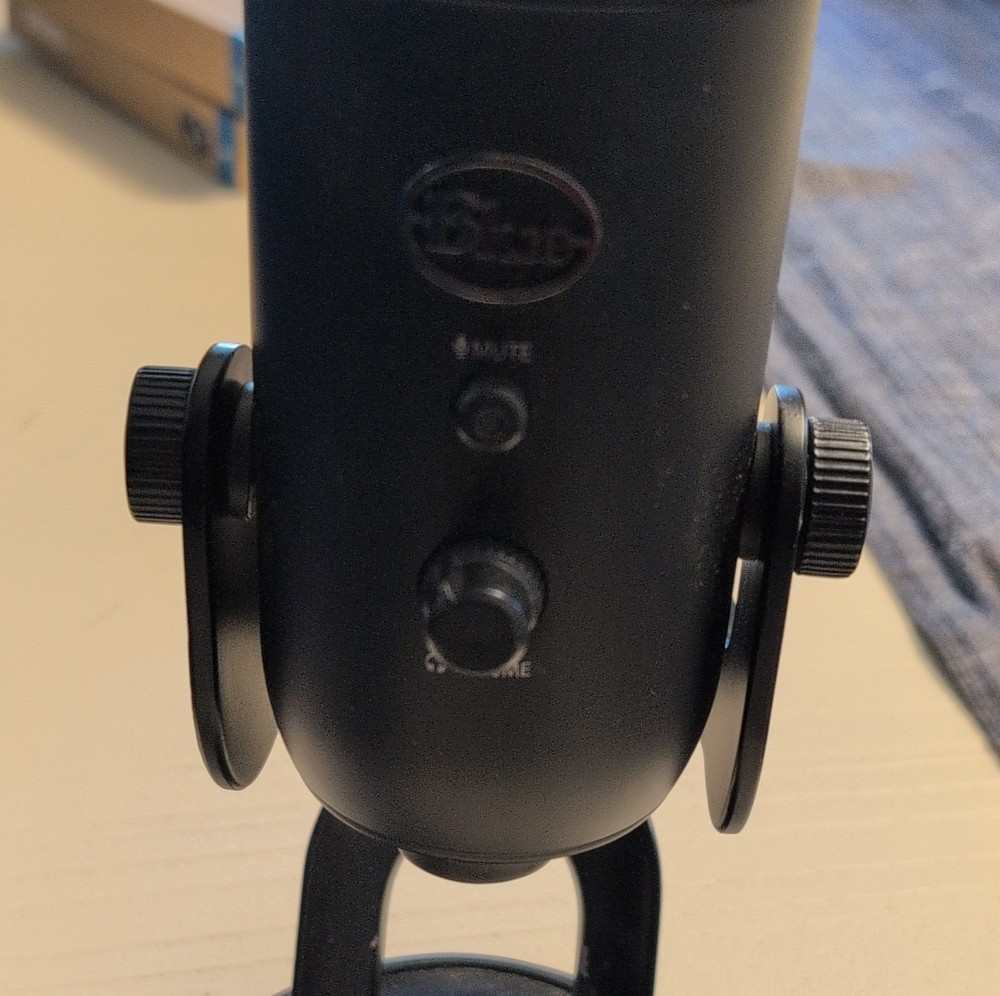 Blue Yeti Black USB Microphone, NO CABLES