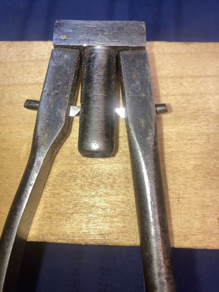 tool for fitting feathers to arrows