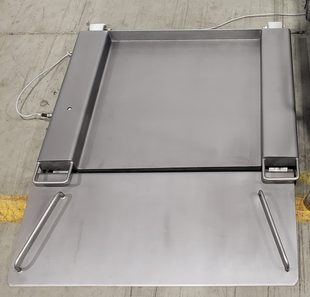 Sartorius IFS4-300GG Flat-Bed Scale w/ Combics 3 Indicator