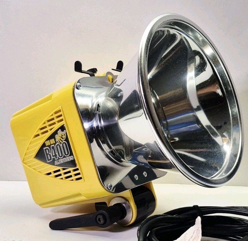 Paul C. Buff B400 AlienBees Yellow Studio Light Bundle - Light/Case/Reflector