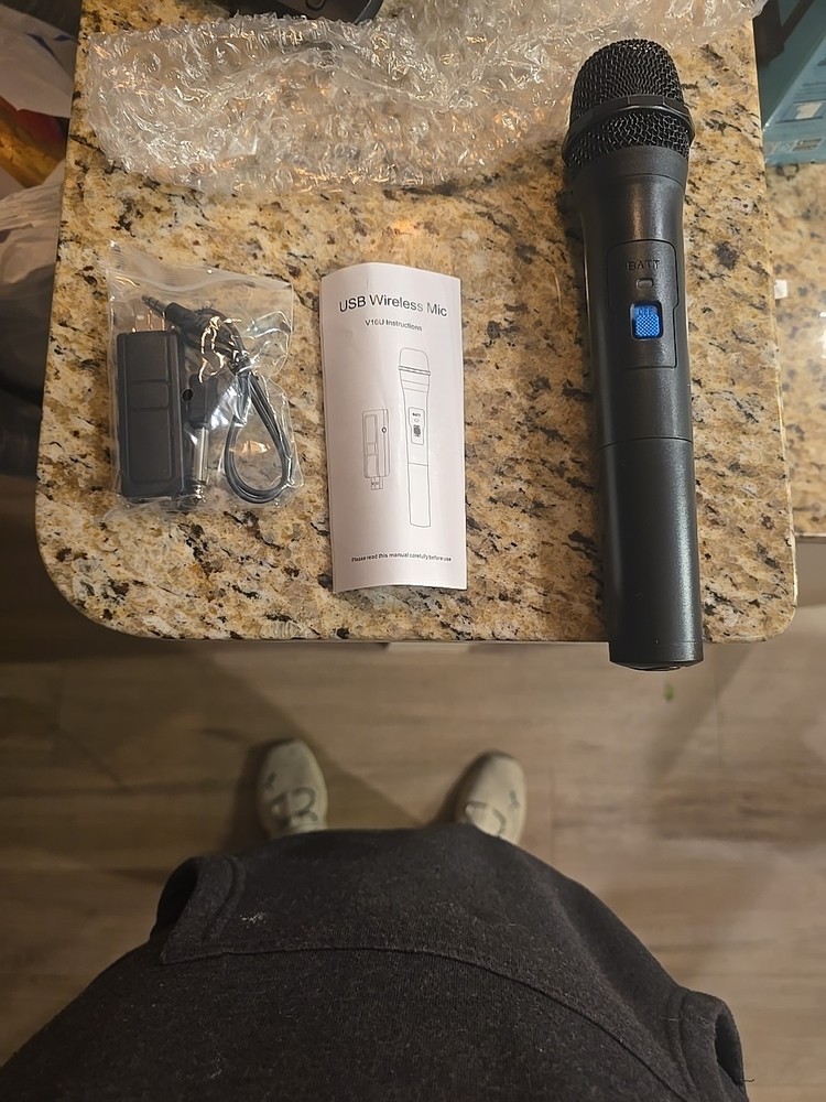 V16U Handheld Wireless Microphone Smart Broadcast Microphone Black