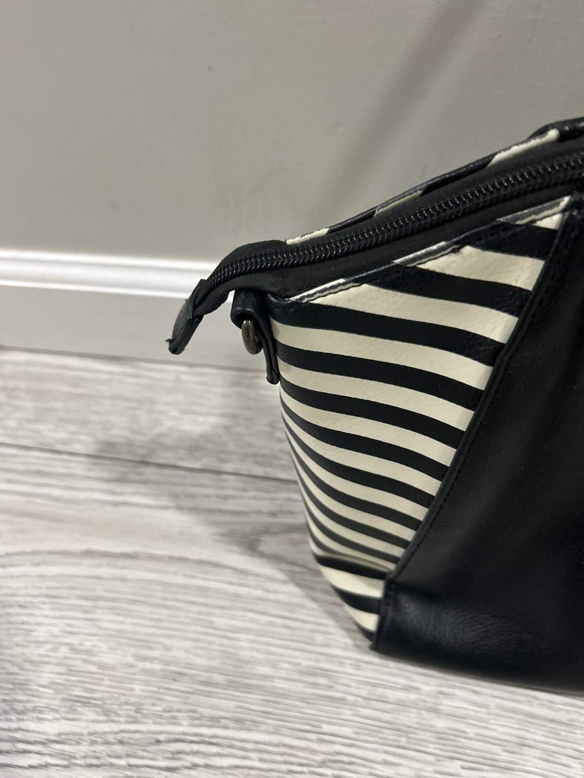 Loungefly Disney Purse Snow White Evil Queen Poison Apple Black Carry Bag