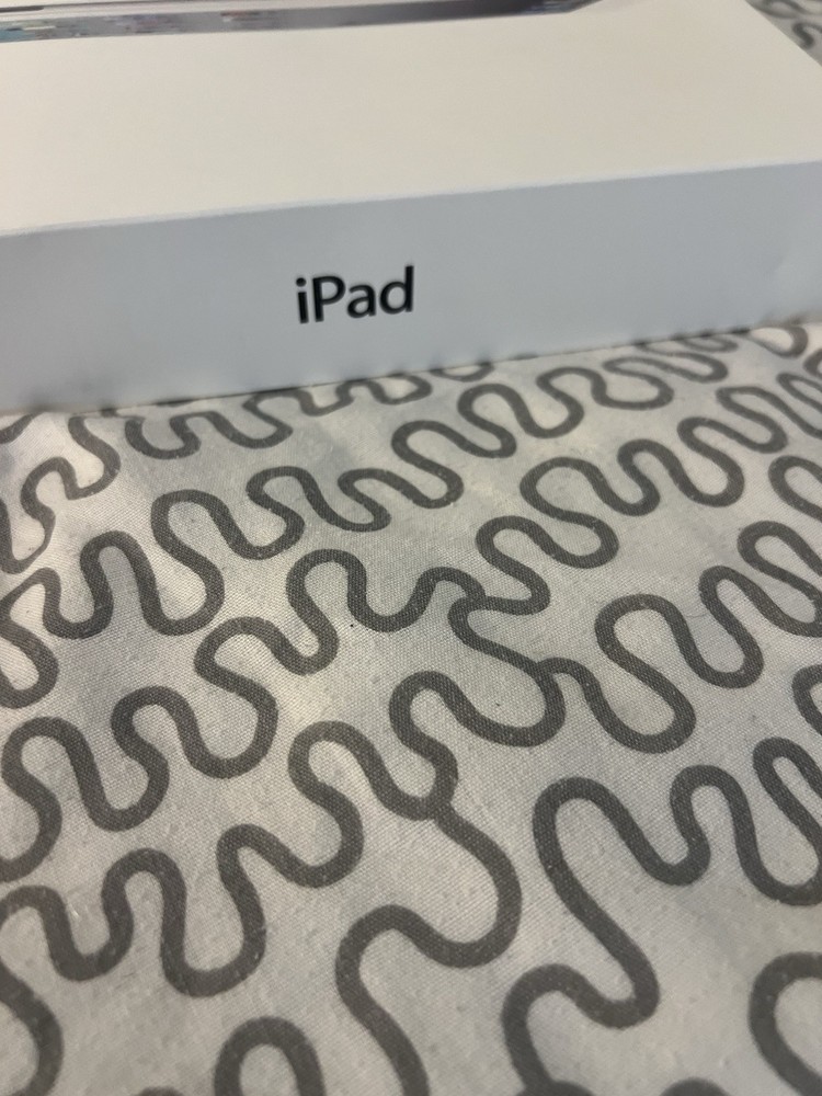 Ipad 2 WiFi 32GB White (BOX ONLY) EMPTY WITH PAPERS