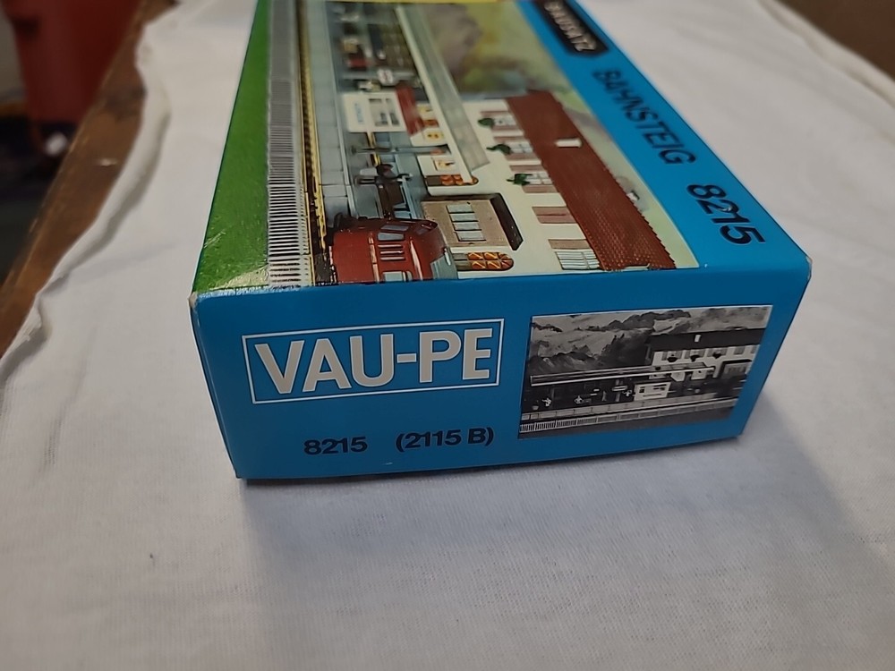 VAL-PE 8215 BAHNSTEIG Train Station