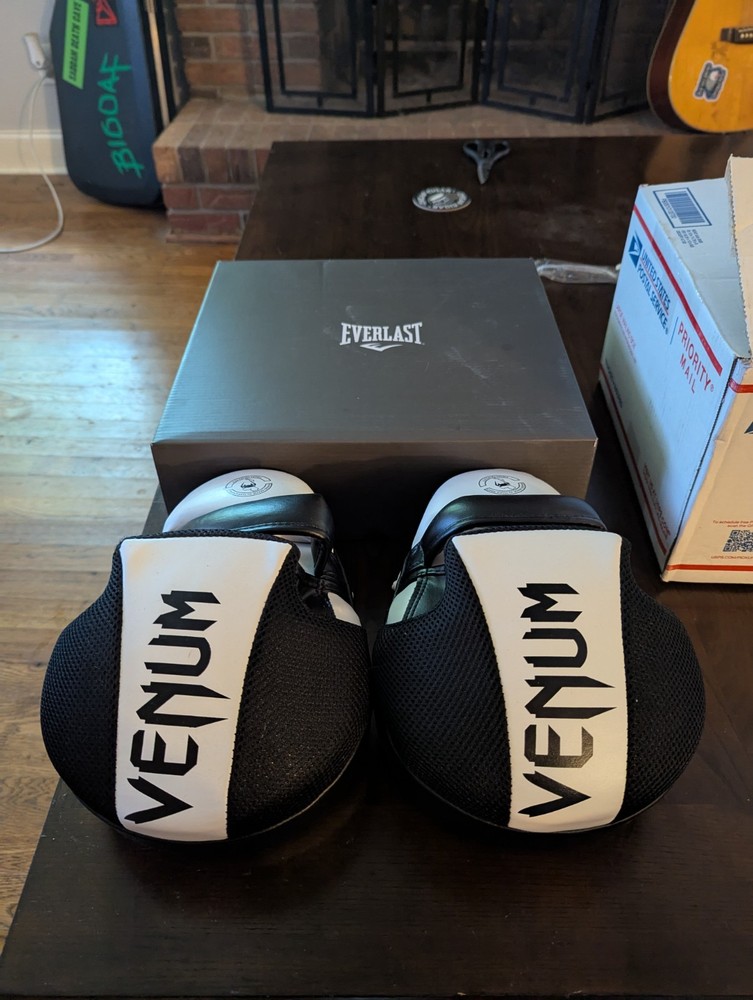 Venum Cellular Tech Focus Mitts
