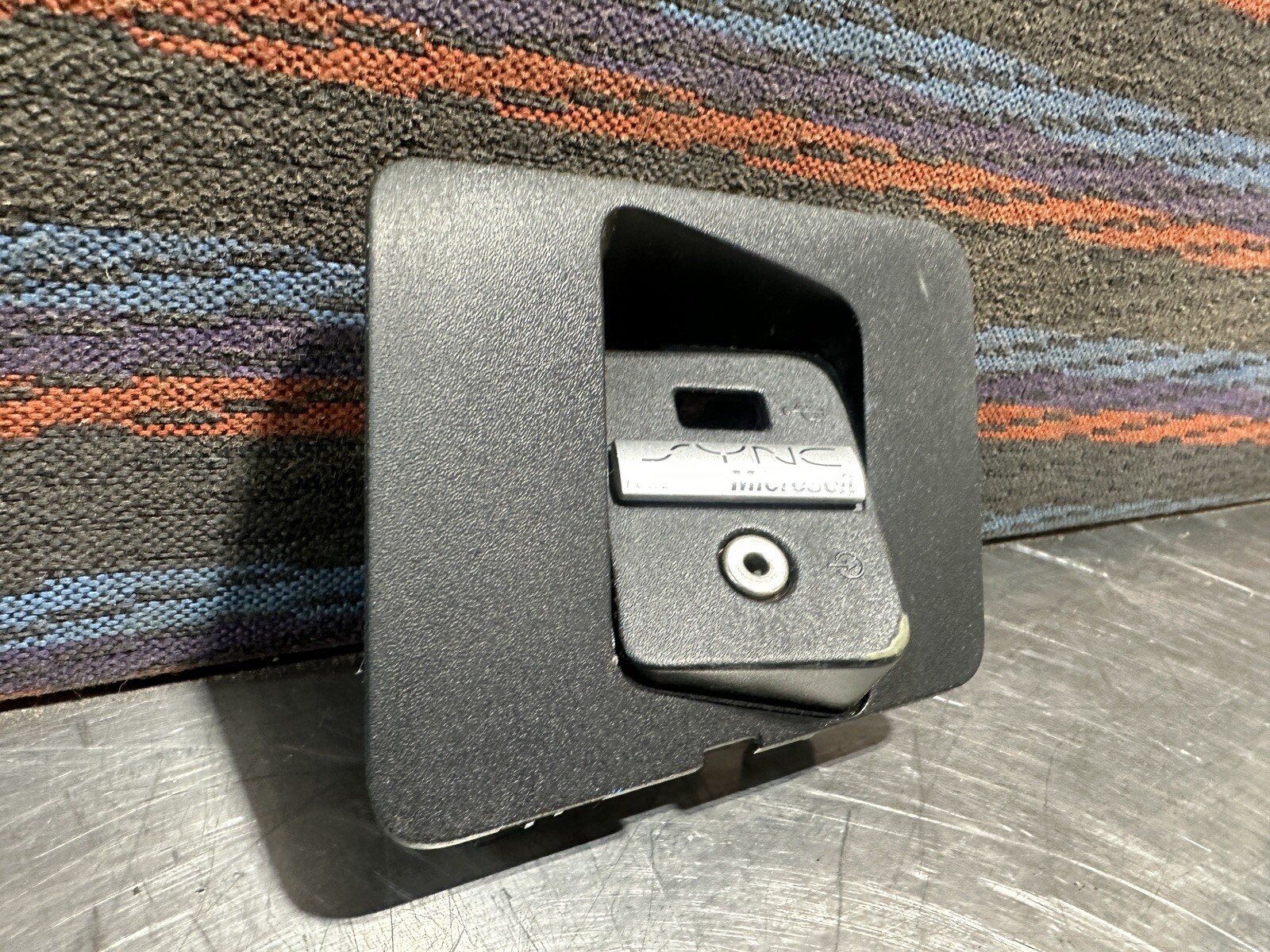 08-16 Ford F250 F350 Aux Line In Bezel Port Plug Audio Input SYNC 9C34-25044F46