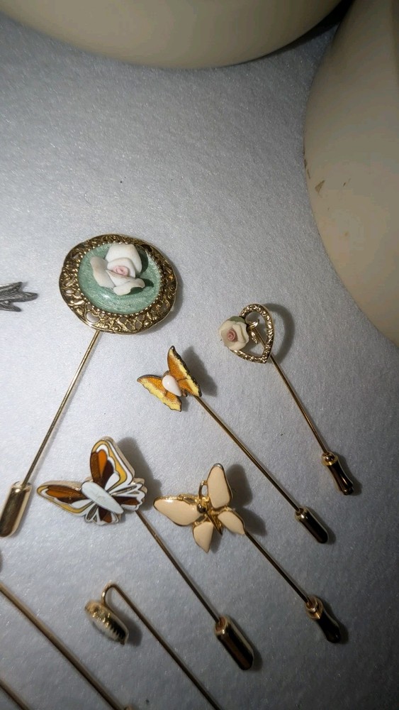 Avon Powder Box With 9 Hat Pins