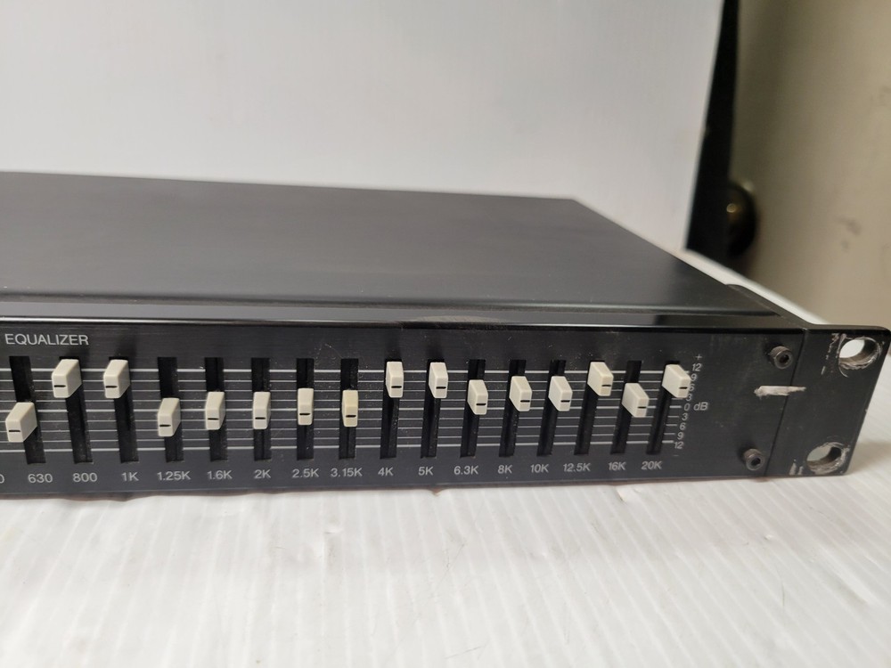 ST‑15EQ Rack‑mountable dual‑channel graphic equalizer 2 × 15‑band EQ