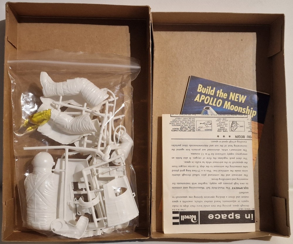 Astronaut in Space & Apollo Spacecraft model kits