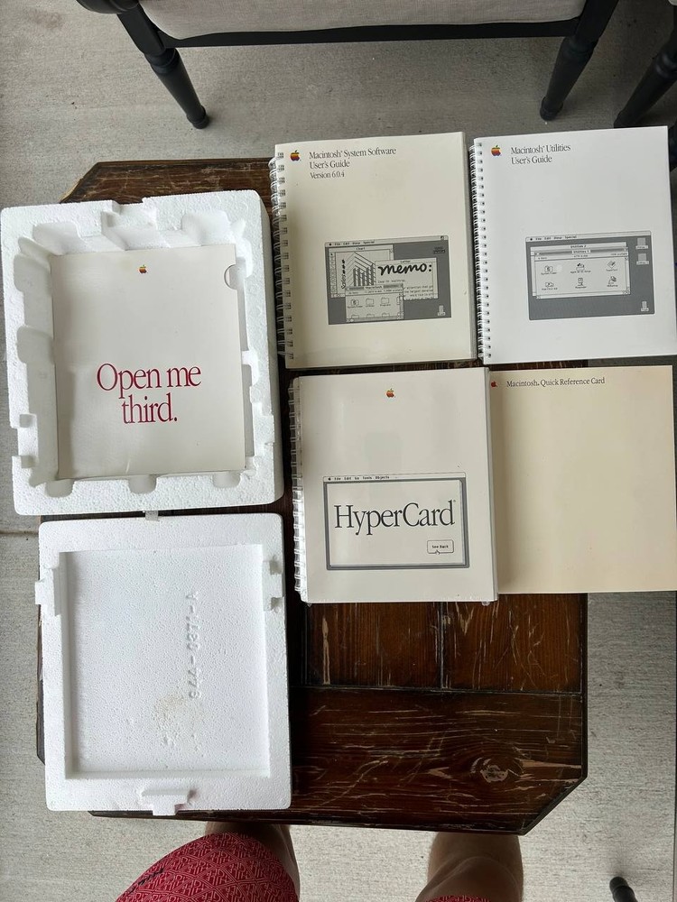 Apple Macintosh System Software Version 6.0.4 HyperCard. Program disks Use Guide