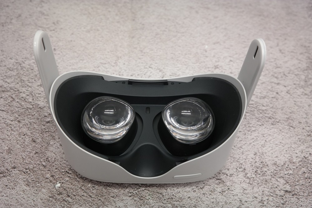 Meta Oculus Quest 2 128GB All-In-One VR Headset BROKEN