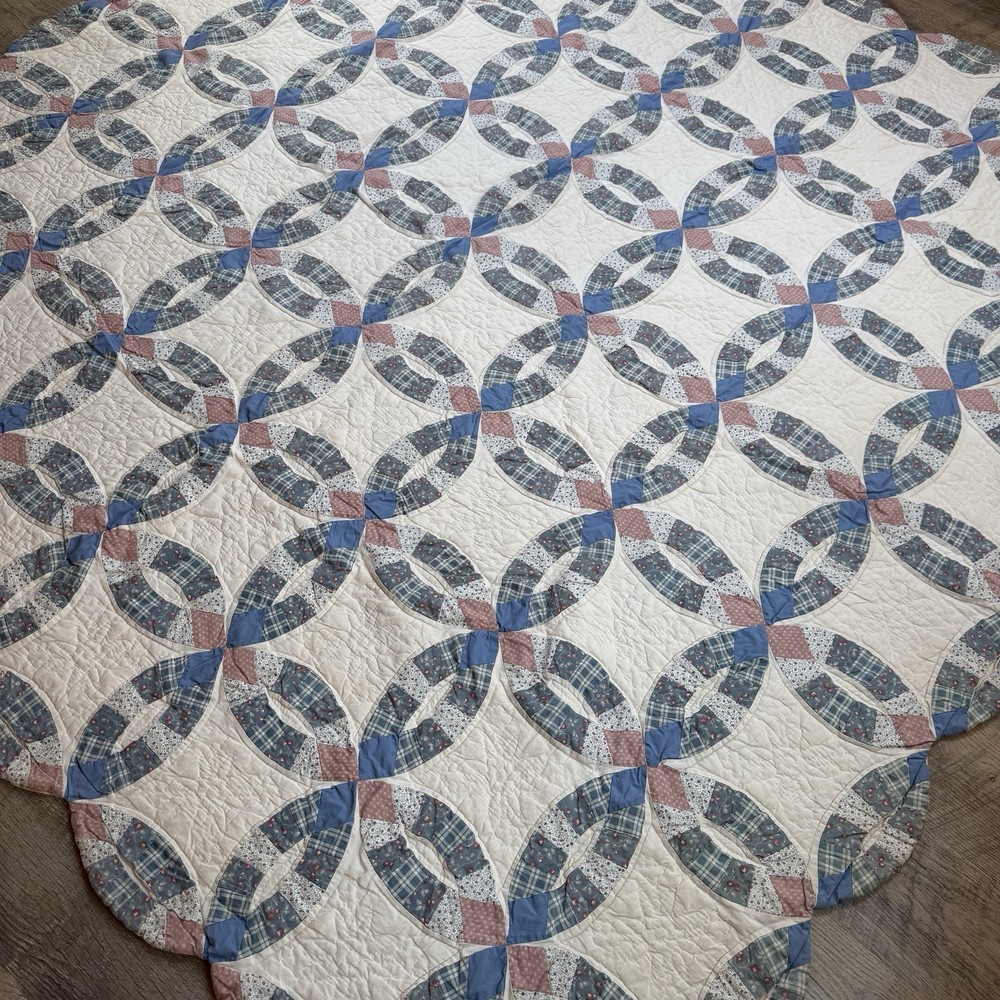 Amish Double Wedding Ring Scalloped Quilt 80 x 80
