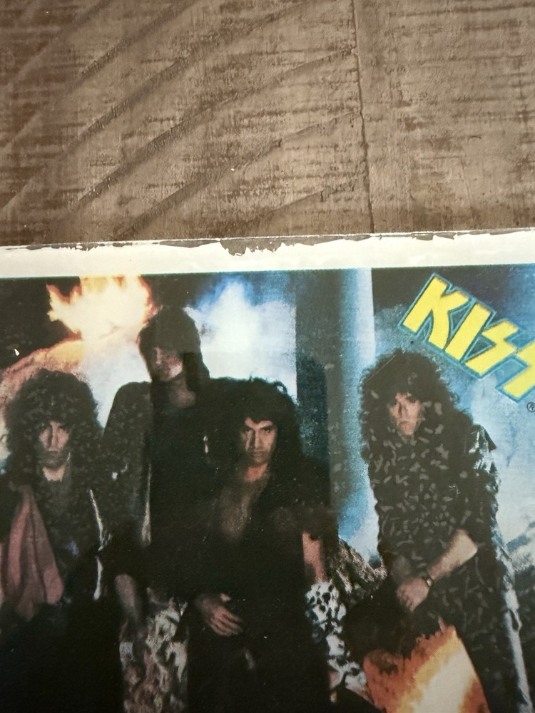 Kiss Animalize Glass Tiles 6x6