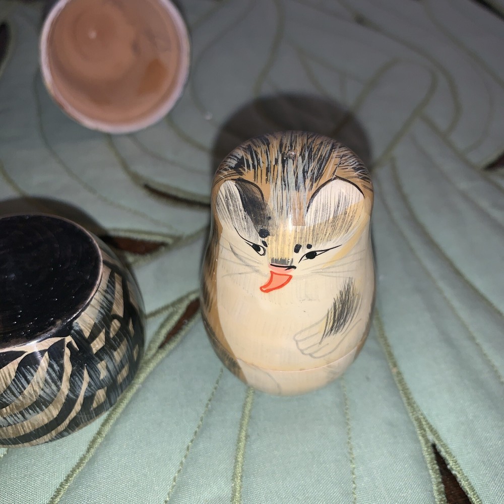 AUTHENTIC MODELS Oriental Stacking 5 Cats Read