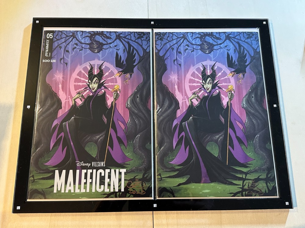 Modern 2 Comic Book Holder Connecting Cover Magnetic Case With Display Base