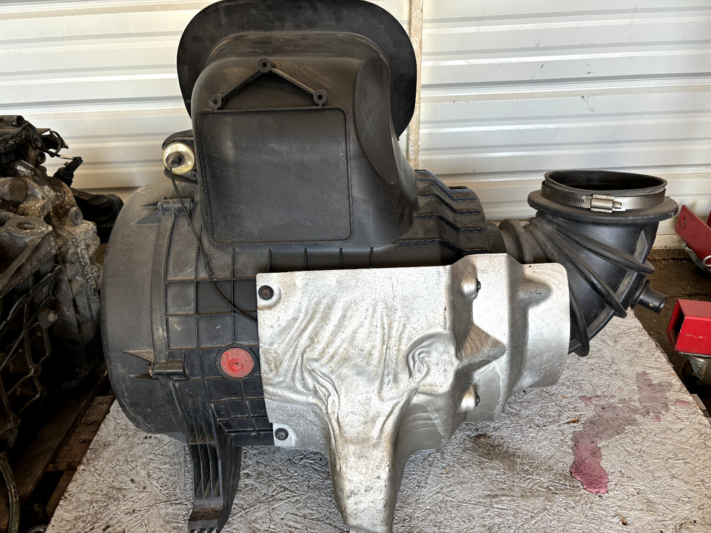Volvo VNL Air Cleaner - Used