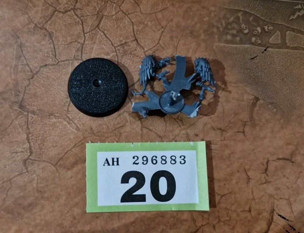 Warhammer Perched Vulture. Chaos.