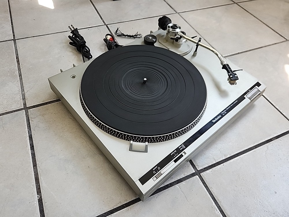 Technics Model SL-B2 Belt Drive Frequency Generator Turntable Tested -READ