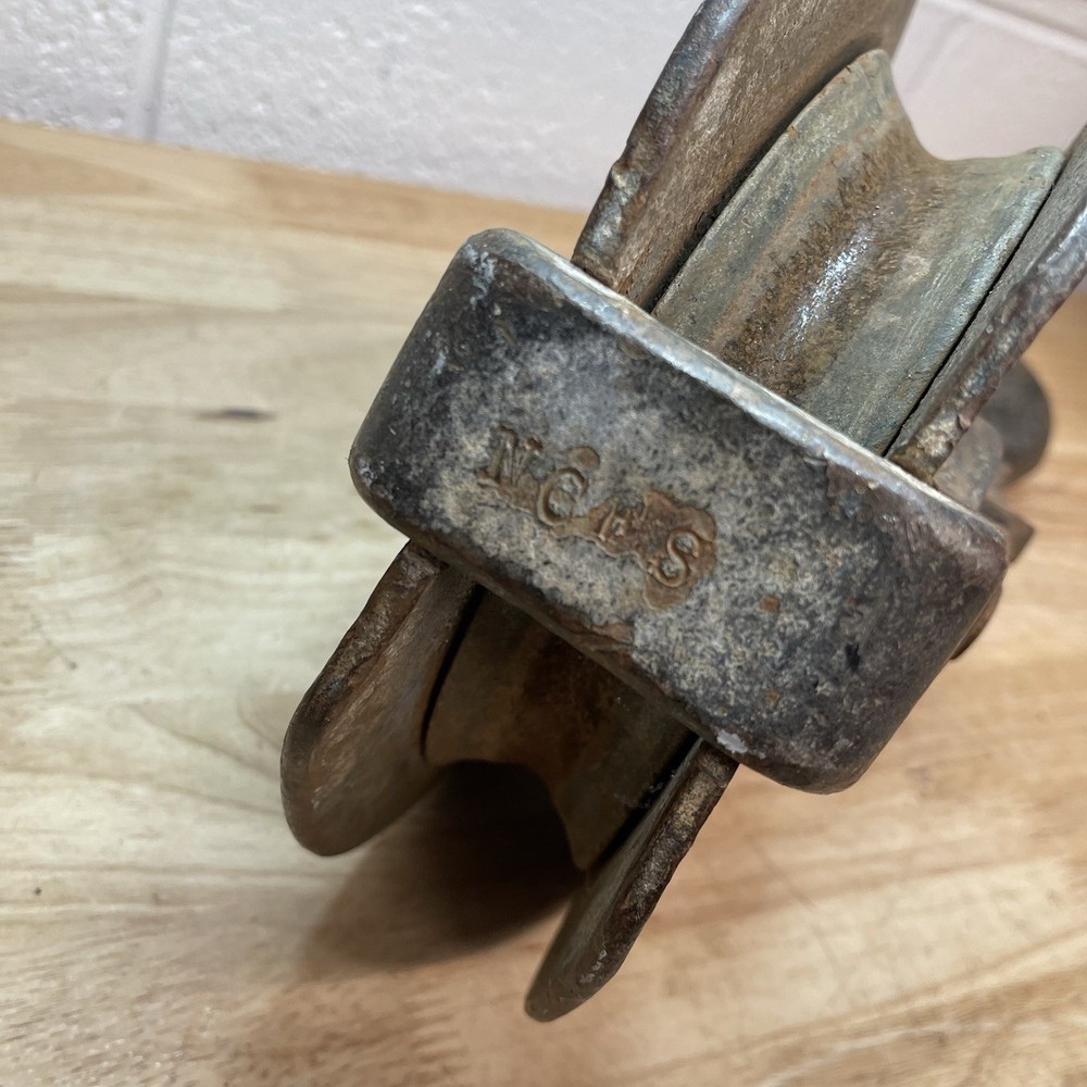 Industrial Snatch Block Solid Iron Pulley - 45lbs