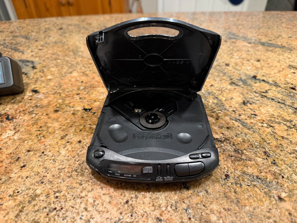 SONY DISCMAN D-141 CD PLAYER BUNDLE - WORKING CONDITION (SEE VIDEO)