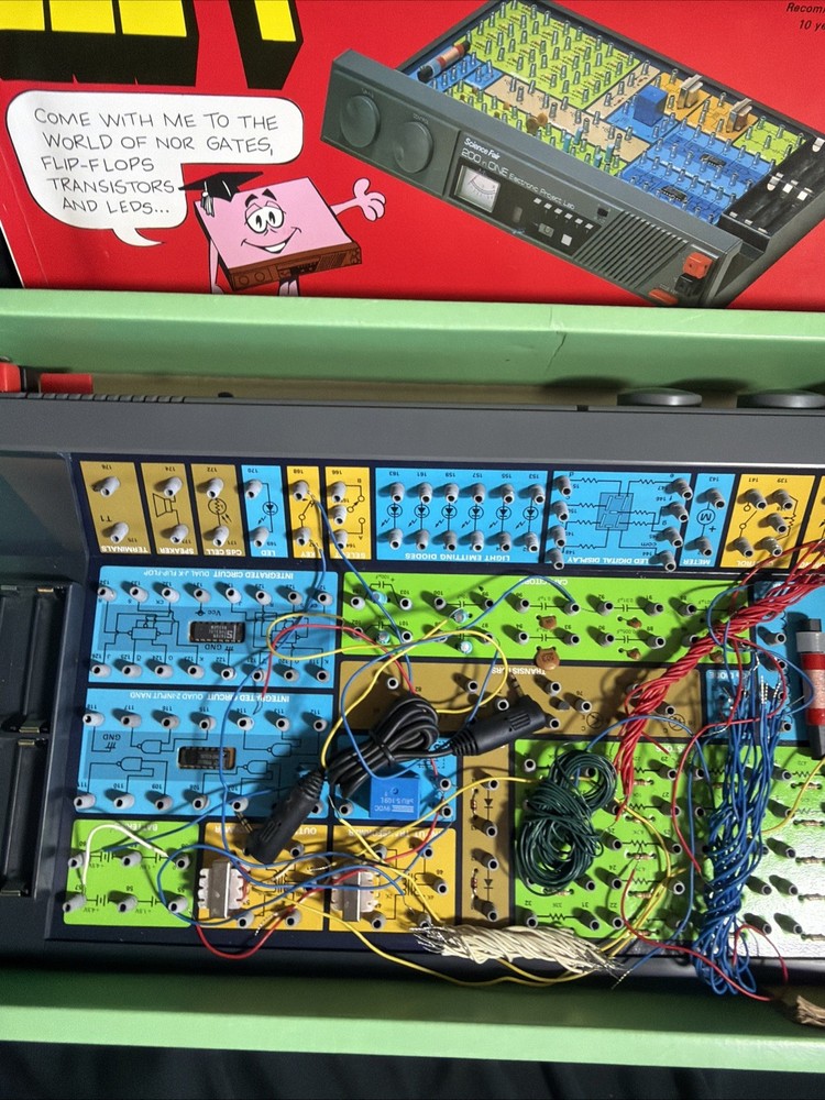 Radio Shack Science Fair Exploring Electronics Lab 200 in One Project Kit 28-265