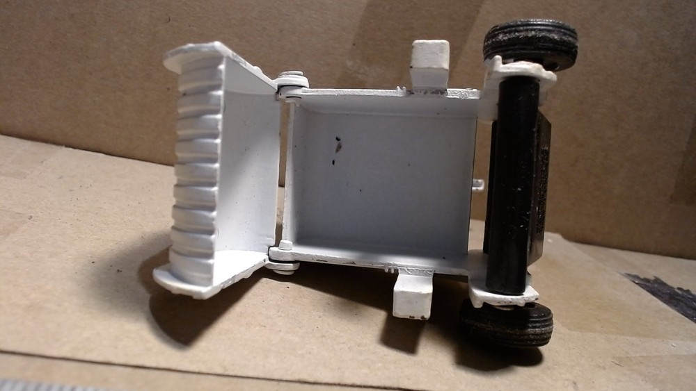ERTL Diecast White Round Baler 1:32 Scale
