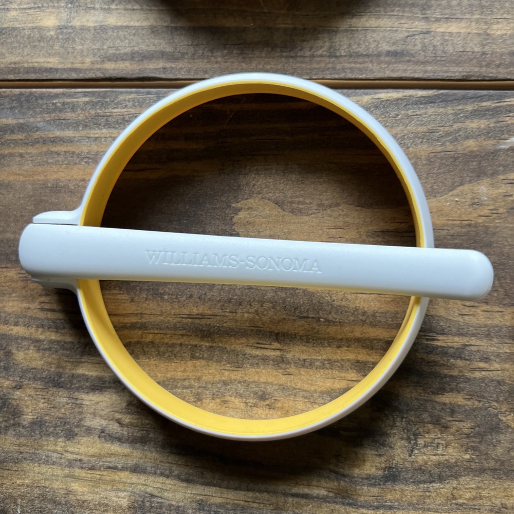 Williams Sonoma 4 Yellow & White Silicone Round Egg