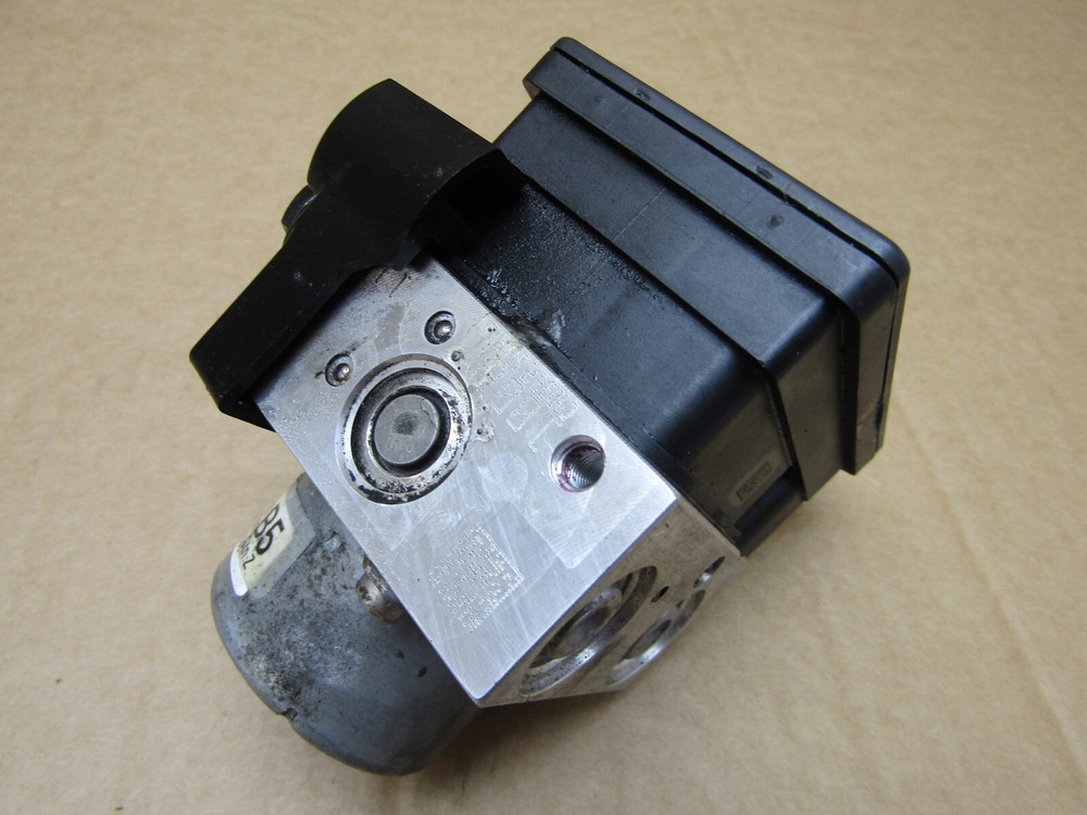 Triumph Thruxton 1200R 2016 4,635 miles ABS pump control module (9129)