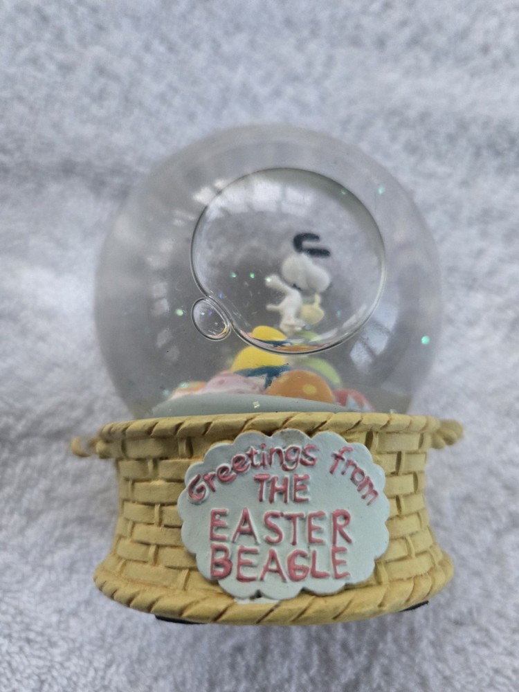 willabee and ward PEANUTS "Greetings From The Easter Beagle" Snowglobe