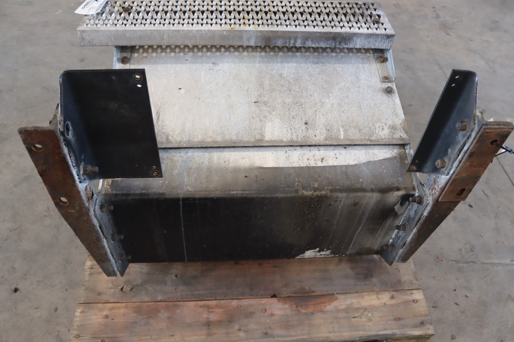 2006-2015 PETERBILT 386 RIGHT PASSENGER TOOL BOX STEP FRAME ABOUT L30" W24" OEM