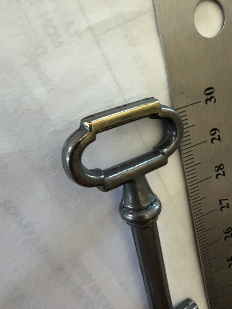 Skeleton VTG Key Antique Brass / Grey Bow Open Square