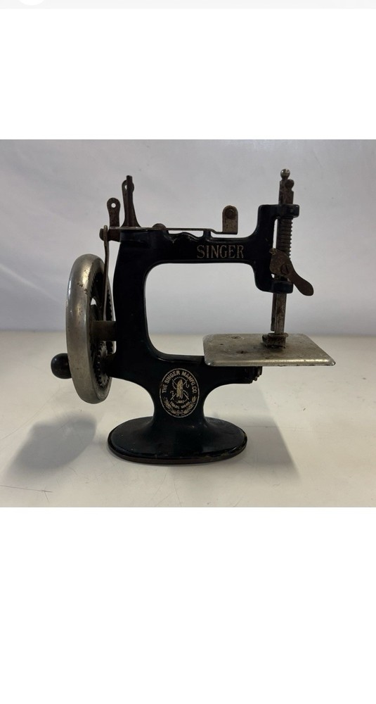 Vintage SINGER Sewhandy Child's Mini Sewing Machine Model Tested Nice Condition