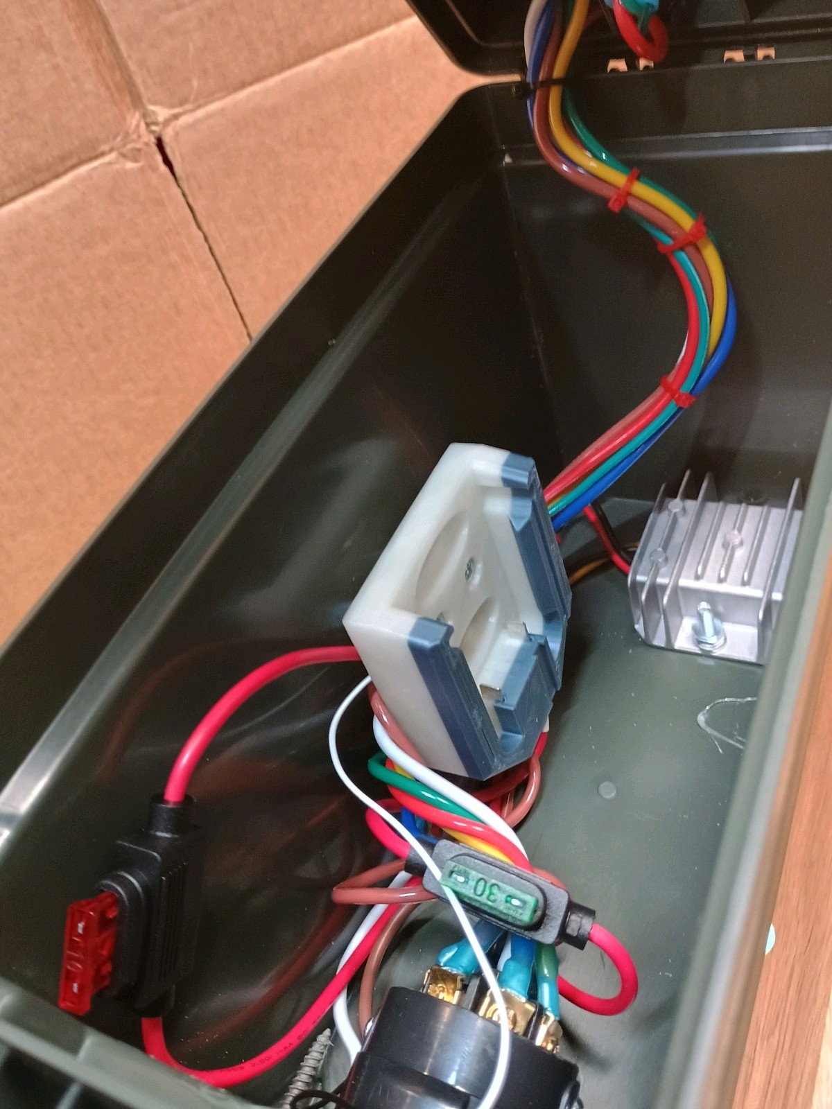 7RV/4&5 Flat Trailer Light Tester Box Power By Milwaukee 18-volt Drill Battery