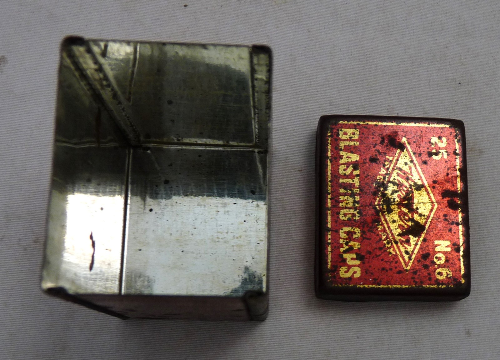 Antique Western Blasting Cap Tin No 6 red