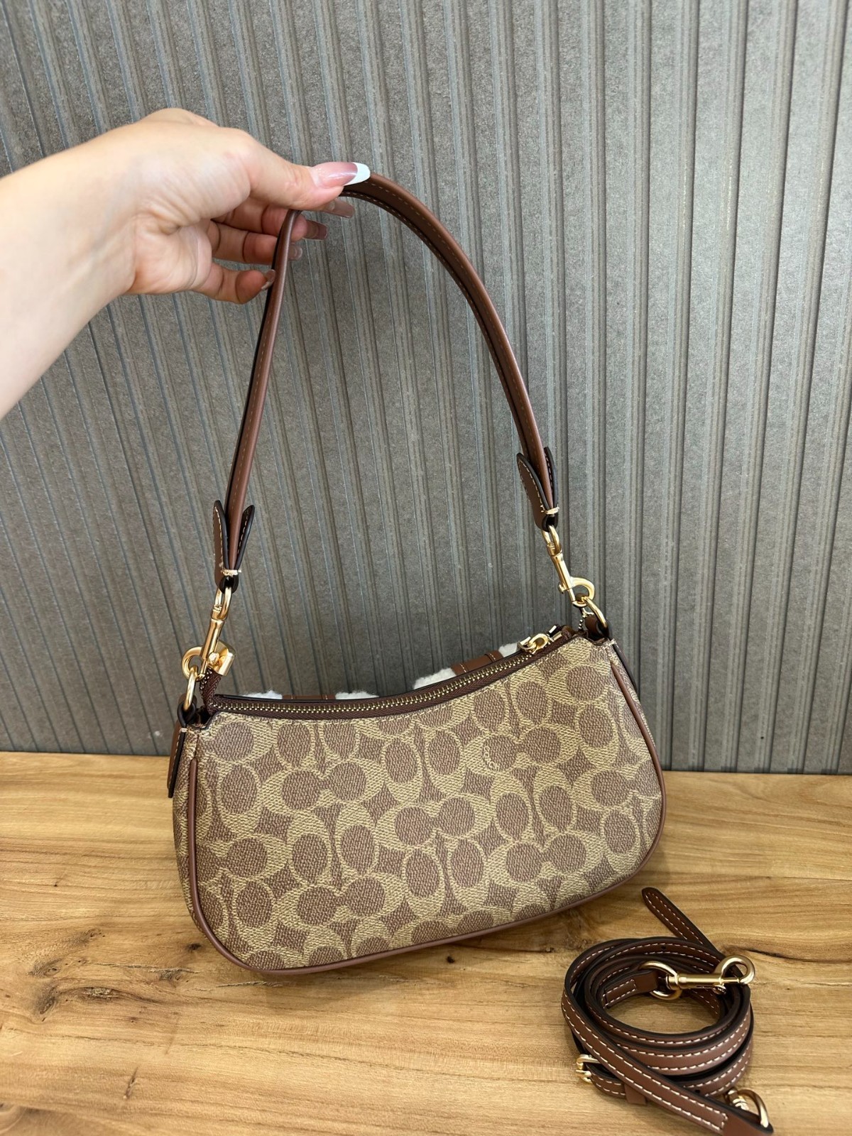 Ashton Baguette Bag In Signature Canvas Tan/Natural CY658 Outlet NEW