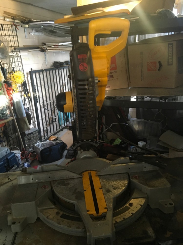 DEWALT DWS716 12 in Double-Bevel Compound Miter Saw