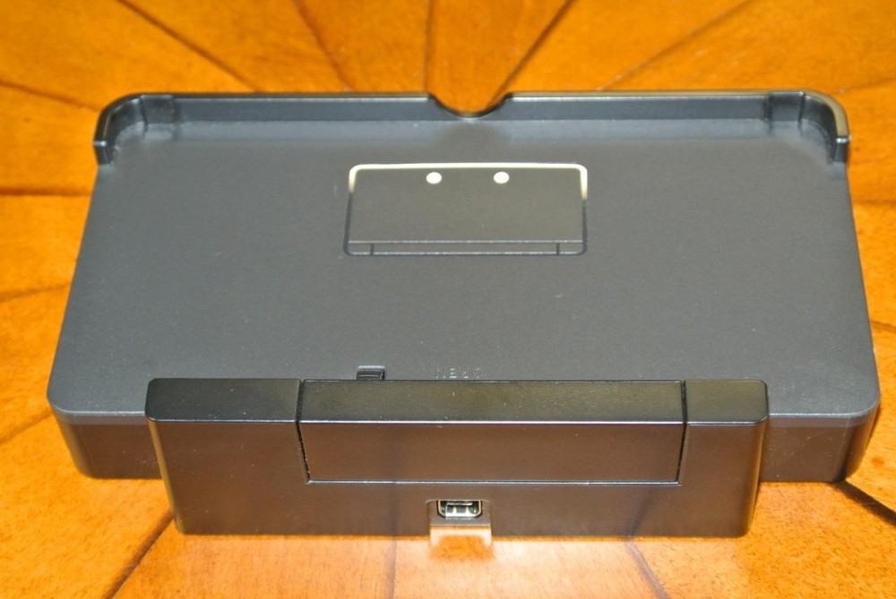 Nintendo 3DS Docking Station Dock Charging Cradle Model CTR-007 NEW
