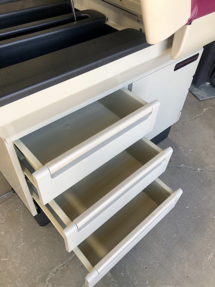 Midmark 404 Exam Treatment Table