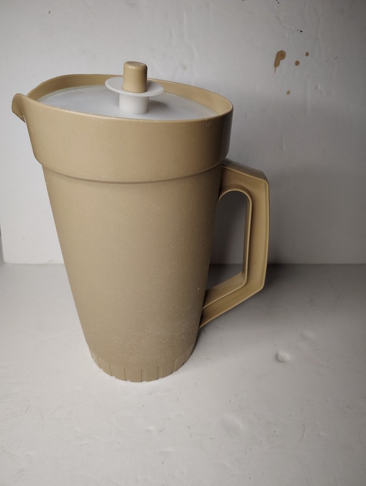 Tupperware pitcher (800-8) w/ lid (802-11) 2 qt