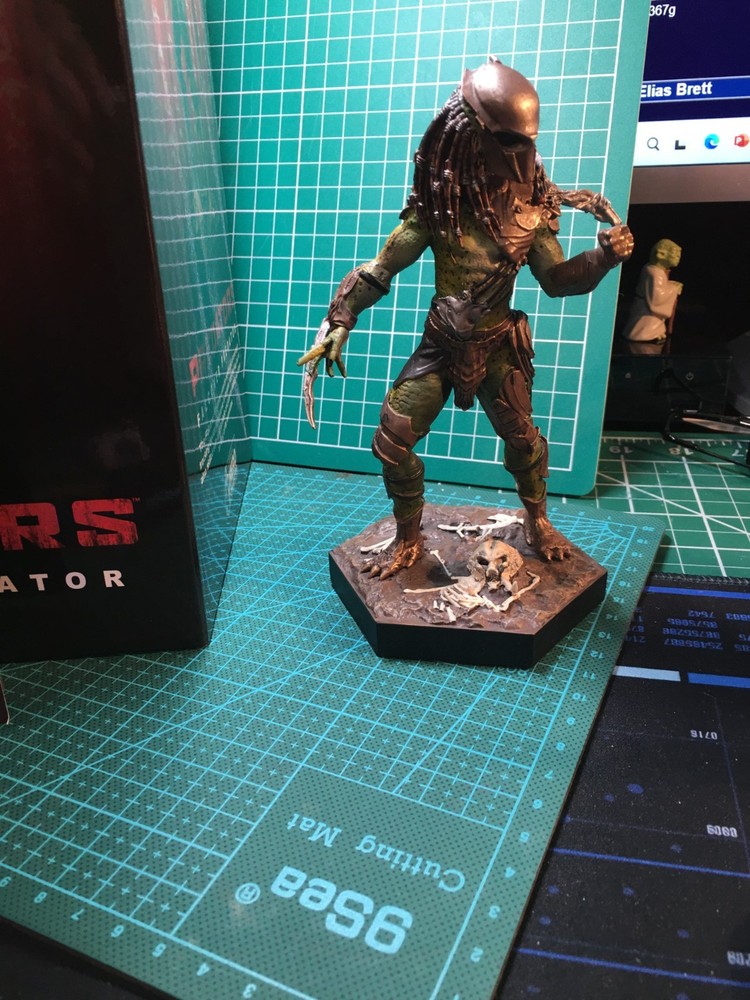 Eaglemoss Alien & Predator #22 - "Falconer Predator" with box