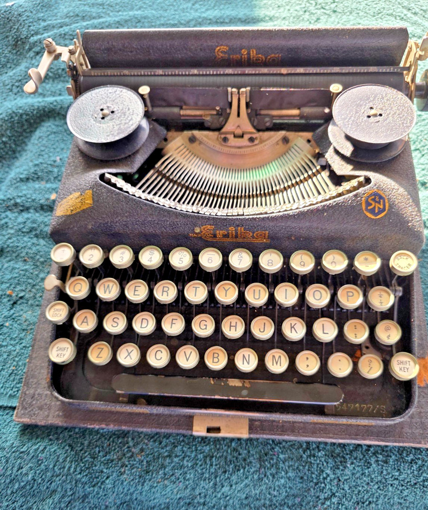 Excellent! 1936 "ERIKA" Typewriter "SERVICED" Original spools, Crinkle, case