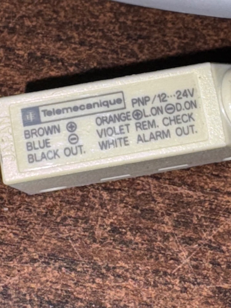 NEW TELEMECANIQUE XUMH 703535 SENSOR B382