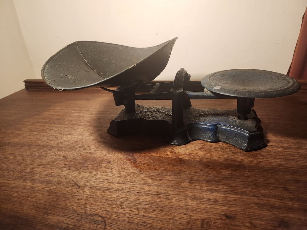 Antique "Reading Hardware" balance scale
