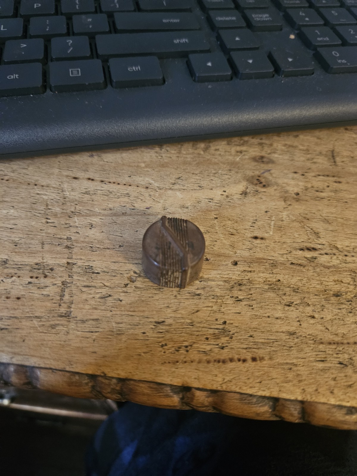 ONE GOOD USED VINTAGE SMALL SILVERTONE BROWN BAKELITE RADIO KNOB 1/4 INCH SHAFT