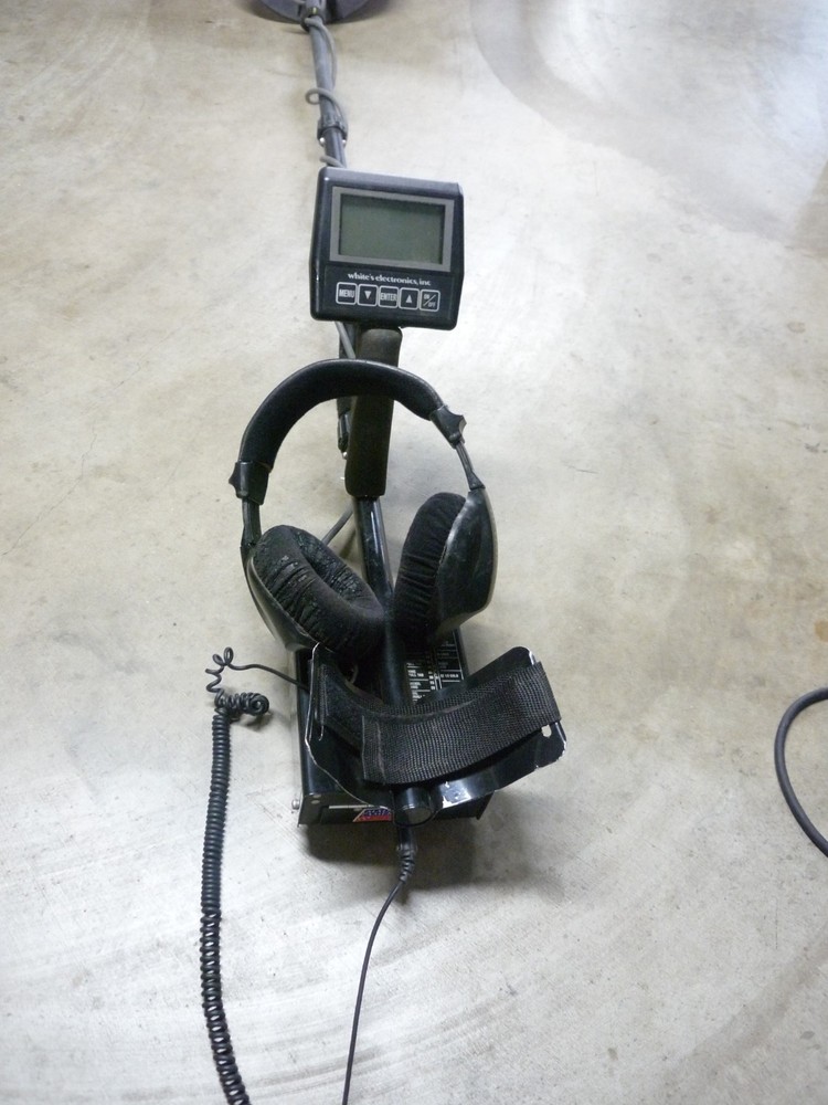 Whites DFX metal detector....