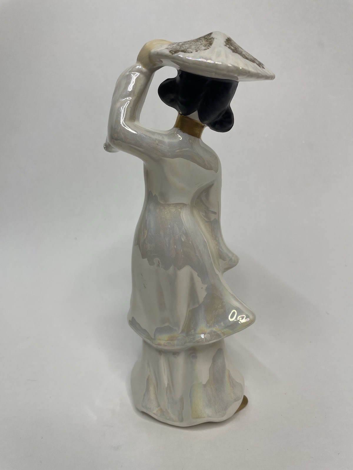 Vintage Geisha Porcelain Figurine Japanese Statue Vintage Iridescent White 8.5”
